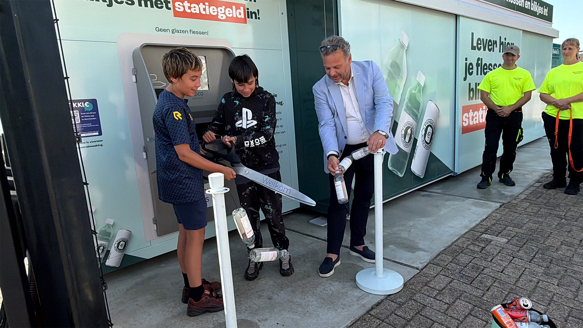 Wethouder Rick Verschure opent de eerste statiegeld bulkmachine in Zutphen bij FlexBak
